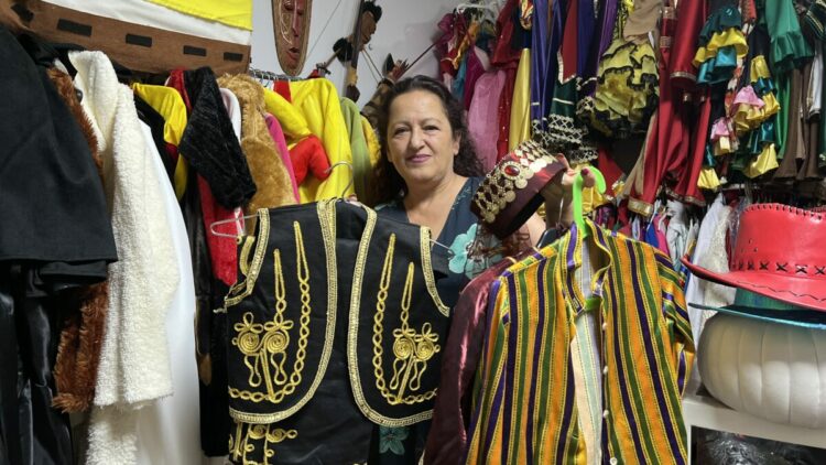 Memurluğu bıraktı, kostüm tasarımı merakını mesleğe dönüştürdü