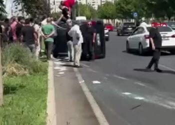 Otomobille çarpışarak devrilen hafif ticari aracın sürücüsü yaralandı