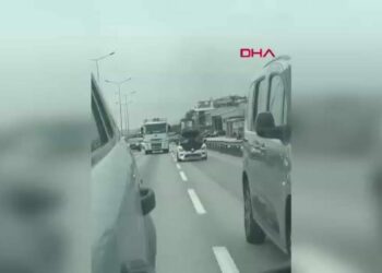 Otomobilin motorunun üzerinde seyahat etti; o anlar kamerada