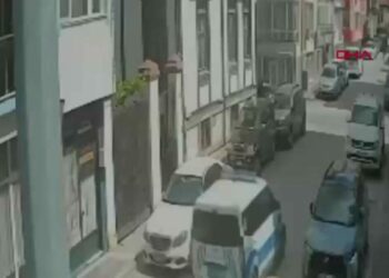 Yolcu midibüsü polis aracıyla çarpıştı