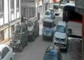 Yolcu midibüsü ile polis aracı çarpıştı