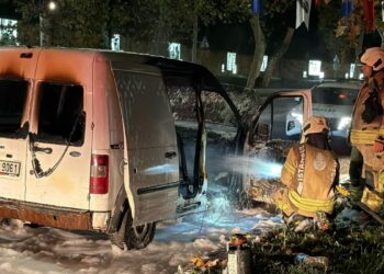 Beşiktaş’ta hafif ticari araçta çıkan yangın söndürüldü