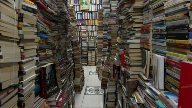Dijital çağda sahaflık; 45 metrekarelik dükkandaki 35 bin kitap okuyucusunu bekliyor