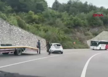 Otomobil istinat duvarına çarptı; müzik öğretmeni Cansu öldü, kayınpederi ve bebeği yaralandı