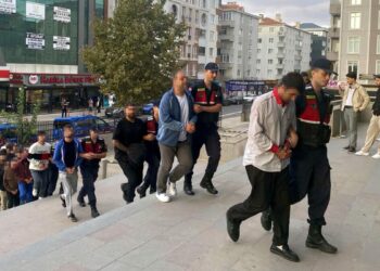 Hesaplarında 2,3 milyar liralık hareketlilik olan yasa dışı bahis şüphelilerine operasyon: 14 gözaltı