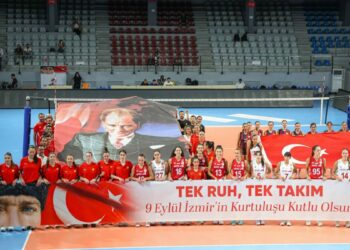 İzmir'in kurtuluşu voleybolla taçlandı