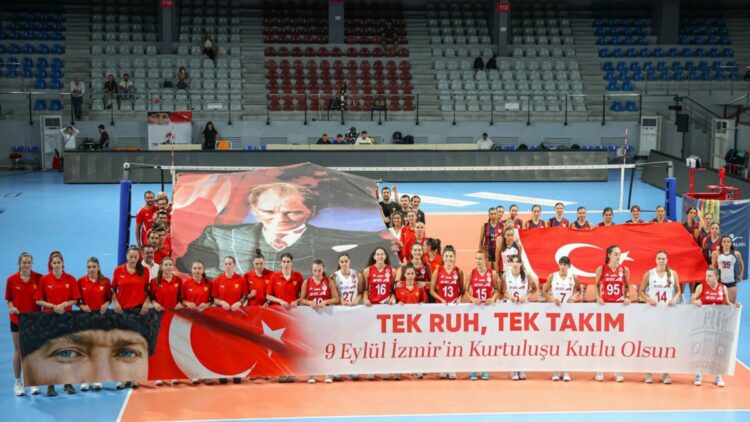 İzmir'in kurtuluşu voleybolla taçlandı