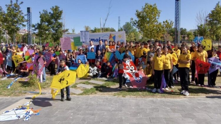 Kars'ta uçurtmalar Gazze’deki çocuklar için gökyüzüne bırakıldı