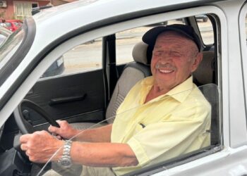 Hayalini kurduğu eski otomobile 81 yaşında kavuştu