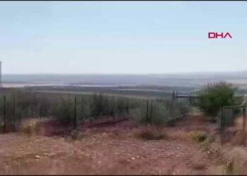 Kadını ağlarken görüp dolandırıldığını öğrenen polis, şüphelileri başka birini dolandırırken yakaladı
