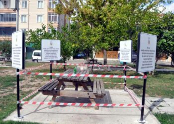 Parkta kirli bırakılan oturma grubu, 7 gün kullanıma kapatıldı