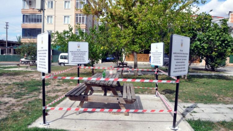 Parkta kirli bırakılan oturma grubu, 7 gün kullanıma kapatıldı