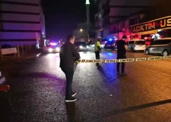 Trafik kazasında inceleme yapan polis memuru, otomobilin çarpması sonucu şehit oldu