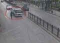 Yaya geçidinde duran kamyonete otomobilin çarptığı kaza kamerada