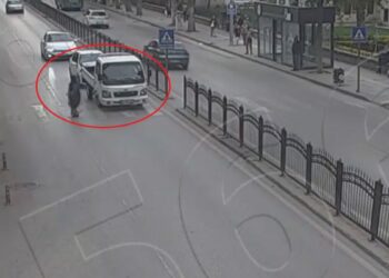 Yaya geçidinde duran kamyonete otomobilin çarptığı kaza kamerada