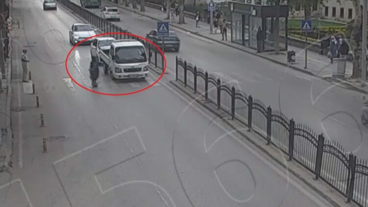 Yaya geçidinde duran kamyonete otomobilin çarptığı kaza kamerada