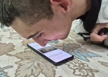 Burnu ile cep telefonu kullanan 'serebral palsili' Osman’ın hedefi kitap yazmak