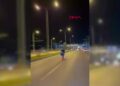 Motosikletlinin tek teker üzerinde tehlikeli yolculuğu kamerada