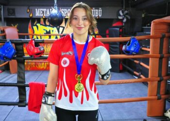 Lise arkadaşları sayesinde başladığı muay thai sporunda dünya şampiyonu oldu
