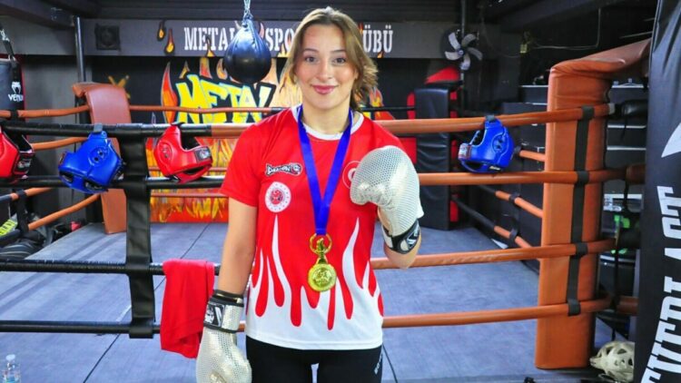 Lise arkadaşları sayesinde başladığı muay thai sporunda dünya şampiyonu oldu