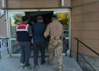 FETÖ'nün İzmir'deki güncel yapılanmasına operasyon; 21 gözaltı