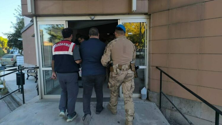 FETÖ'nün İzmir'deki güncel yapılanmasına operasyon; 21 gözaltı
