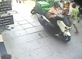 Bakırköy’de motokuryeye yumruklu saldırı kamerada; şikayetçi oldu