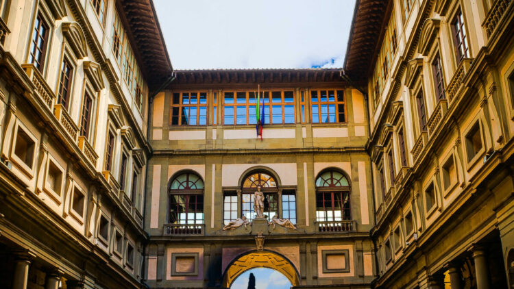 İtalya'da şiddetli yağış nedeniyle Uffizi Galerisi'ni su bastı