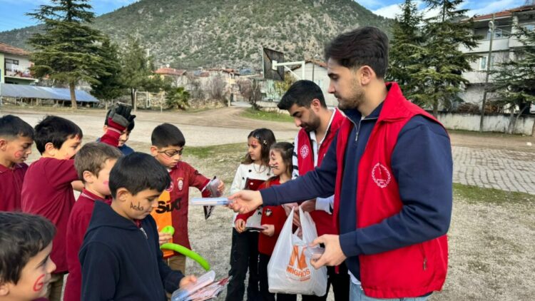 Gazi, protez bacağıyla hayata tutundu