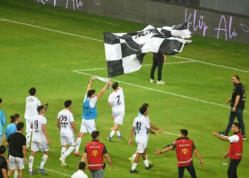 Altay'da sahaya bayrak dikmeye para cezası