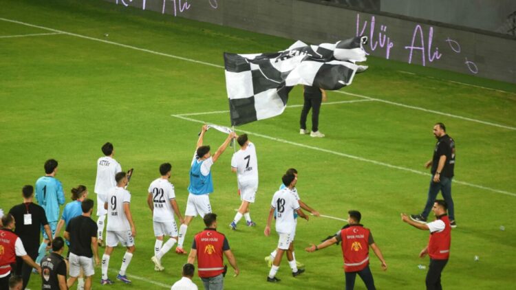 Altay'da sahaya bayrak dikmeye para cezası