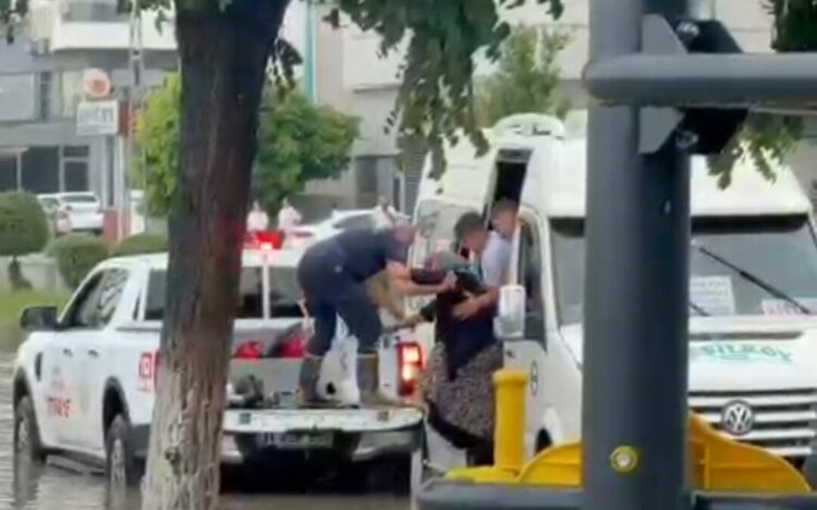 Hatay'da sağanak nedeniyle yollar göle döndü