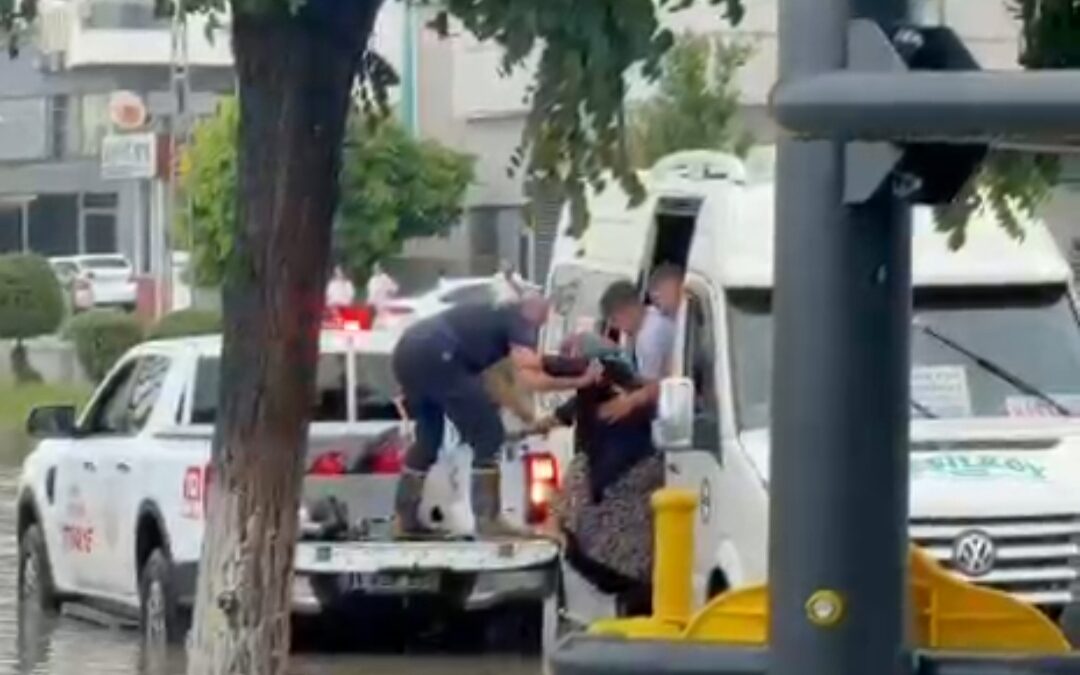 Hatay’da sağanak nedeniyle yollar göle döndü, trafikte aksamalar yaşandı -