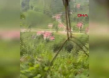 İlkel teleferikle tehlikeli yolculuk kamerada