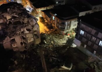 Küçükçekmece'de yıkım sırasında binanın bir bölümü çöktü: 3 yaralı / Geniş haber