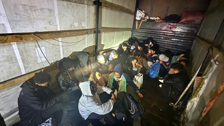 Tekirdağ'da kamyonette 19 kaçak göçmen yakalandı