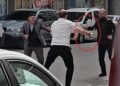 Babasını darbeden kişiyi tabancayla bacağından yaraladı; o anlar kamerada