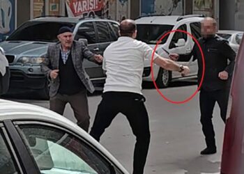 Babasını darbeden kişiyi tabancayla bacağından yaraladı; o anlar kamerada