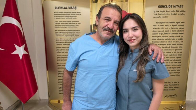 Doğduğu hastaneye doktor olarak atandı; meslektaşı babasıyla birlikte şifa dağıtıyor