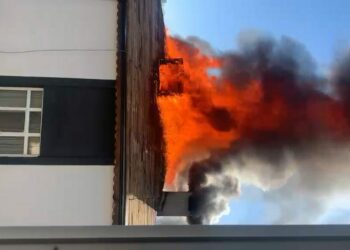 Tuzla’da 3 katlı binanın çatısı alev alev yandı