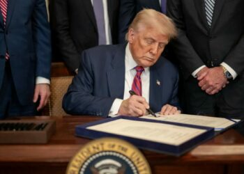 Trump, Rusya ve İran'a yönelik yaptırım yasa tasarısını onayladı