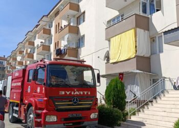 Evin mutfağında çıkan yangında 2’si çocuk 4 kişi dumandan etkilendi