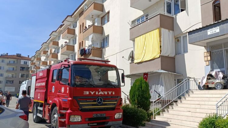 Evin mutfağında çıkan yangında 2’si çocuk 4 kişi dumandan etkilendi