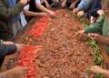 3 metrelik tepside 50 kilo İskender kebabı yemek için sıraya girdiler