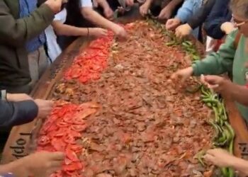 3 metrelik tepside 50 kilo İskender kebabı yemek için sıraya girdiler