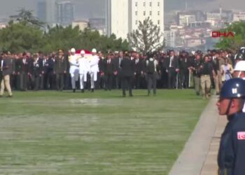 Ankara Valisi Canbolat, Anıtkabir'i ziyaret etti