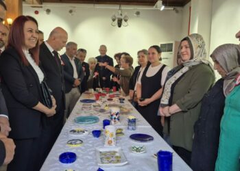 Şehit anneleri ve gazi eşlerinden seramik sergisi