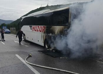 Yolcu otobüsü seyir halindeyken alev aldı