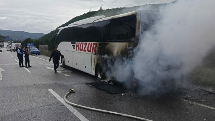 Yolcu otobüsü seyir halindeyken alev aldı