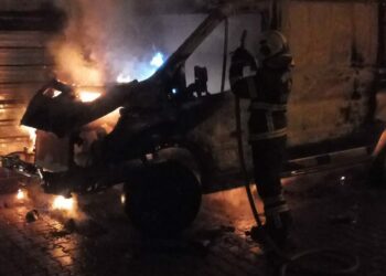 Nevşehir’de park halindeki minibüs yanarak kullanılmaz hale geldi